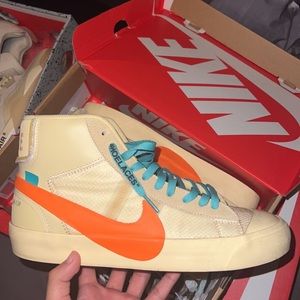 missing extra pair of laces and box is slightly damaged.